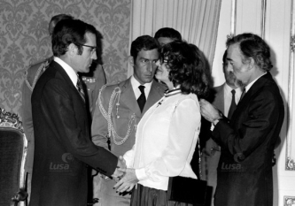 Manuel Moura / Lusa, 23 de Julho de 1980. Amália condecorada pelo Presidente da Rapública, António Ramalho Eanes, com o grau de Oficial da Ordem do Infante D. Henrique, no Palácio de Belém, Lisboa